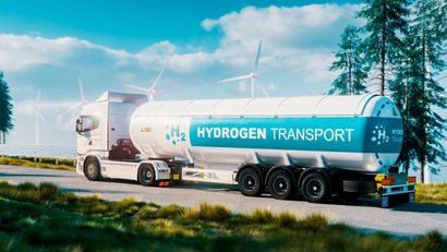 Wasserstoff transportierender LKW,  Windräder im Hintergrund