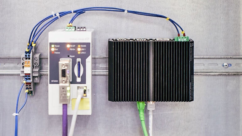 The Ethernet/PROFIBUS Gateway SFG500 and an Edge Device